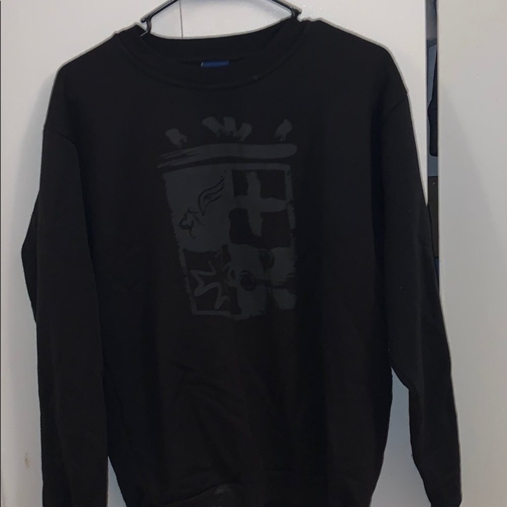 Italia Mania black crew neck sweater.